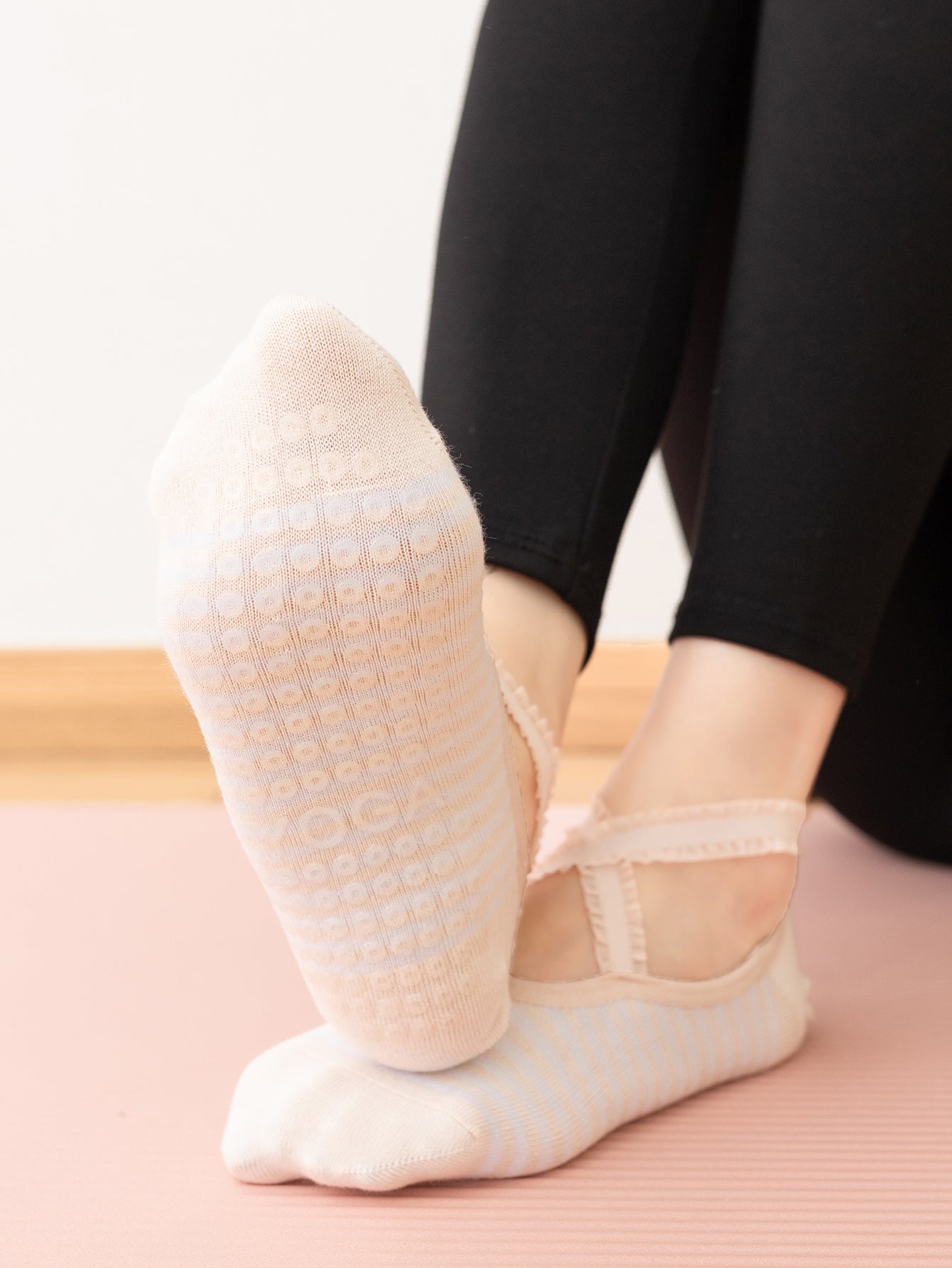 【Yoga Socks】R2浅米-女士花边条纹圆头瑜伽普拉提运动袜