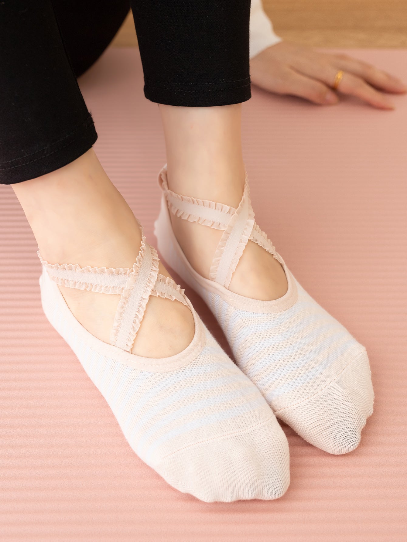 【Yoga Socks】R2浅米-女士花边条纹圆头瑜伽普拉提运动袜